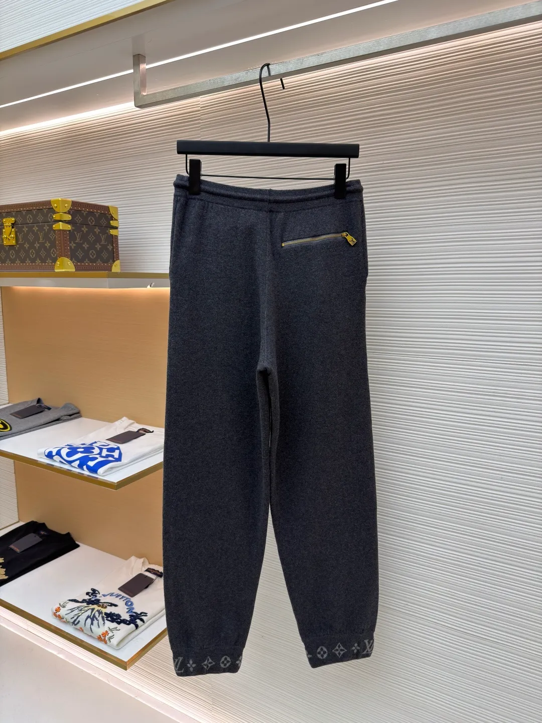 LOUIS VUITTON wool knitted printed leggings trousers ●Original version: Purchased and developed by 13100 ●Item number: 1682079-B70 ●Fabric: wool blended fabric ●Technology: knitted ●Color: gray ●Version: fitted version ●Weight: about 500 grams ●Size: S-M-L-XL ●Description: Wool custom-dyed with 48s cashmere blended imported yarn, imported Stoll 14-needle double-sided jacquard process, a single piece takes 280 minutes per piece, the pockets are made of 60s modal cotton, the cashmere feels very soft and waxy, with high warmth retention, custom-made logo zipper, specific three-label washing, the overall routing is straight and delicate, the fabric is comfortable and soft, the color is consistent and no color difference It can be matched with the same style to create a fashionable look, and can be used in various occasions. Customized accessories, complete with three standards, same style for men and women!